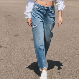 Flying Monkey Poise high rise  blue barrel leg light distressed jeans size 26